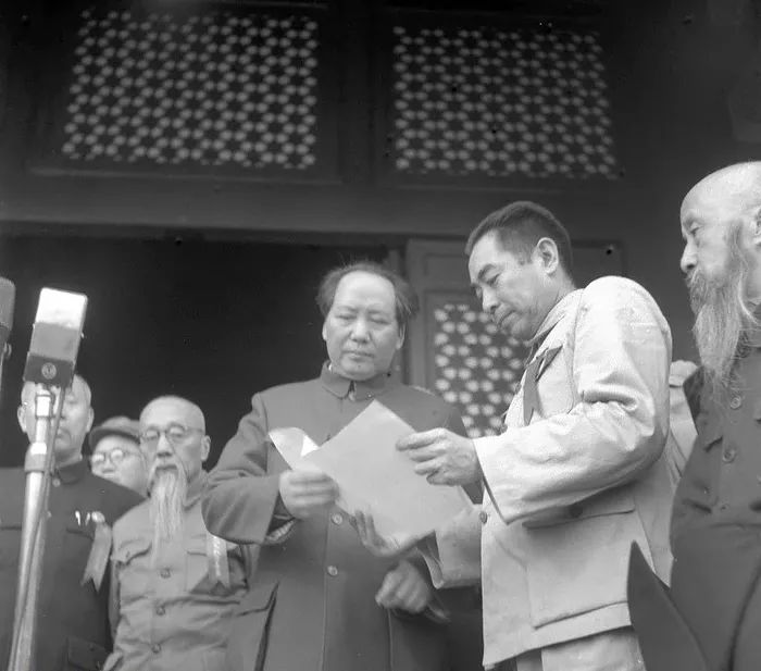 国庆|侯波:1949开国大典上唯一的女摄影师
